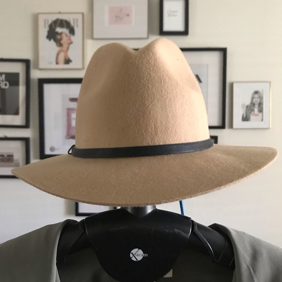 Banana Republic Accessories - New without tags Banana Republic Andrea Felt Hat